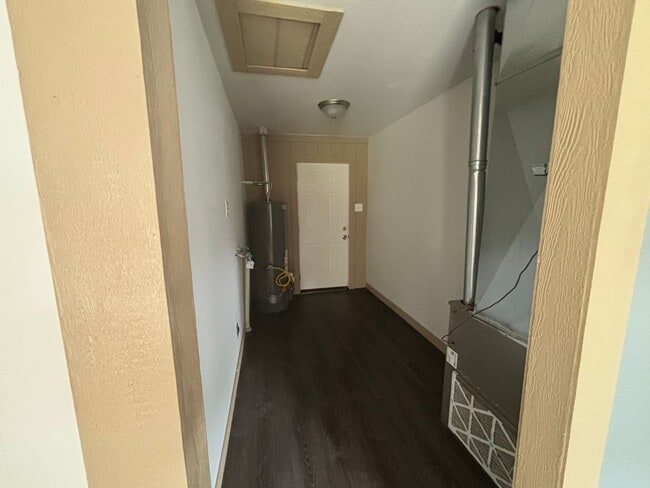 Building Photo - 3 bed 1 bath!