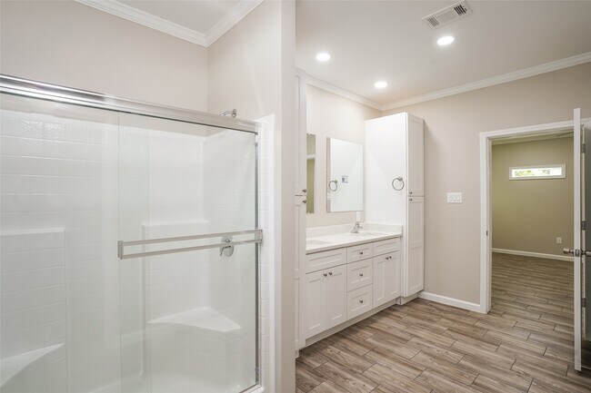 Building Photo - 9330 Crestview Dr