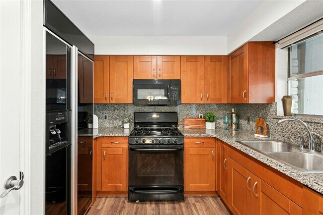 Building Photo - 8411 Glen Canyon Dr