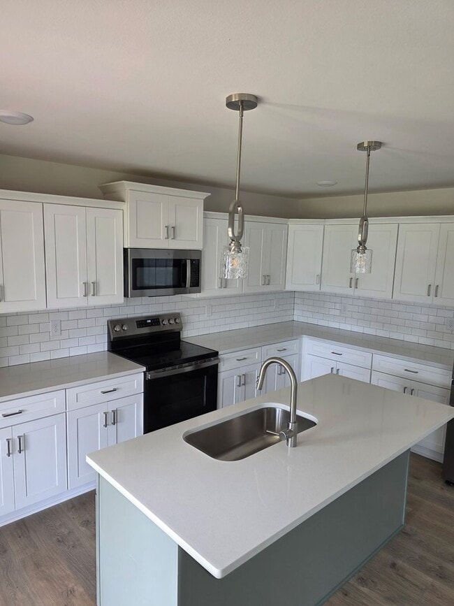 Building Photo - What a floor plan!!  Like new and ready for you!