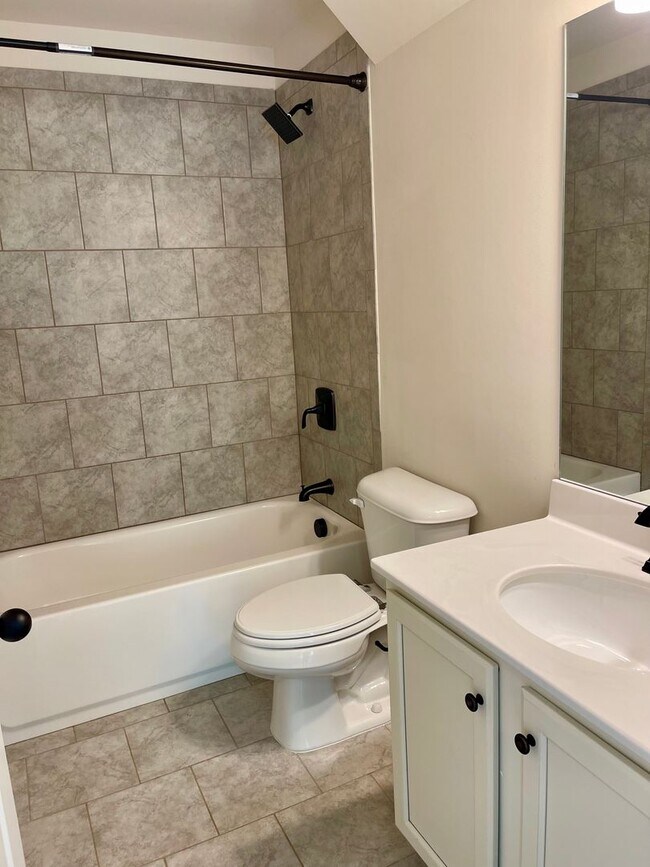 Building Photo - Gorgeous 5 bedroom 3.5 bath home in desira...