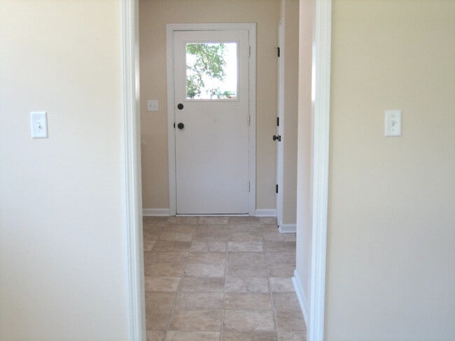 Building Photo - NICE TWO BEDROOM HOUSE
