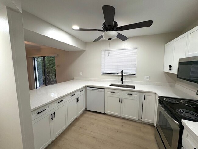 Building Photo - Stunning 4-Bedroom, 2.5-Bathroom Townhouse in the Heart of Sarasota!