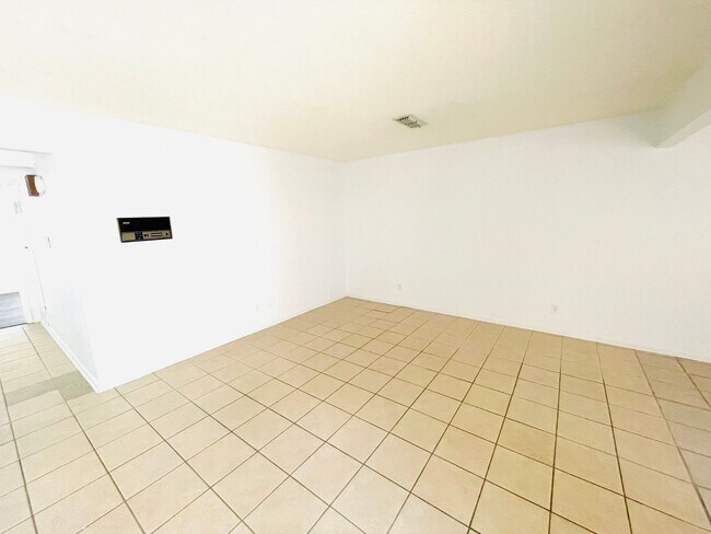 Building Photo - ** 3 bed 2 bath located off Vaughn Road **...