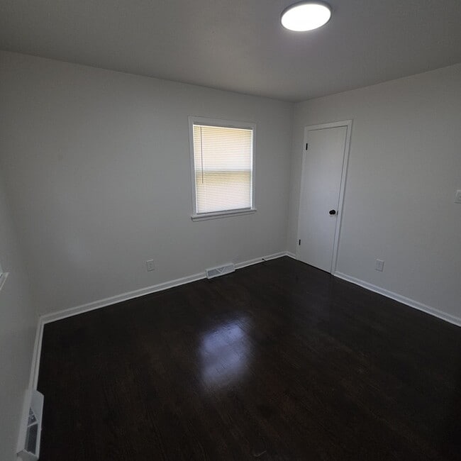 Building Photo - Spacious 3 bedrooms and 2 baths ranch home located on SE Browning St in Lee's Summit, MO