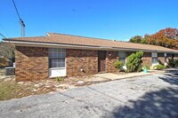 Building Photo - Updated 2BR/1BA in Gulf Breeze –  Water & Lawn Care Included – Available Now!