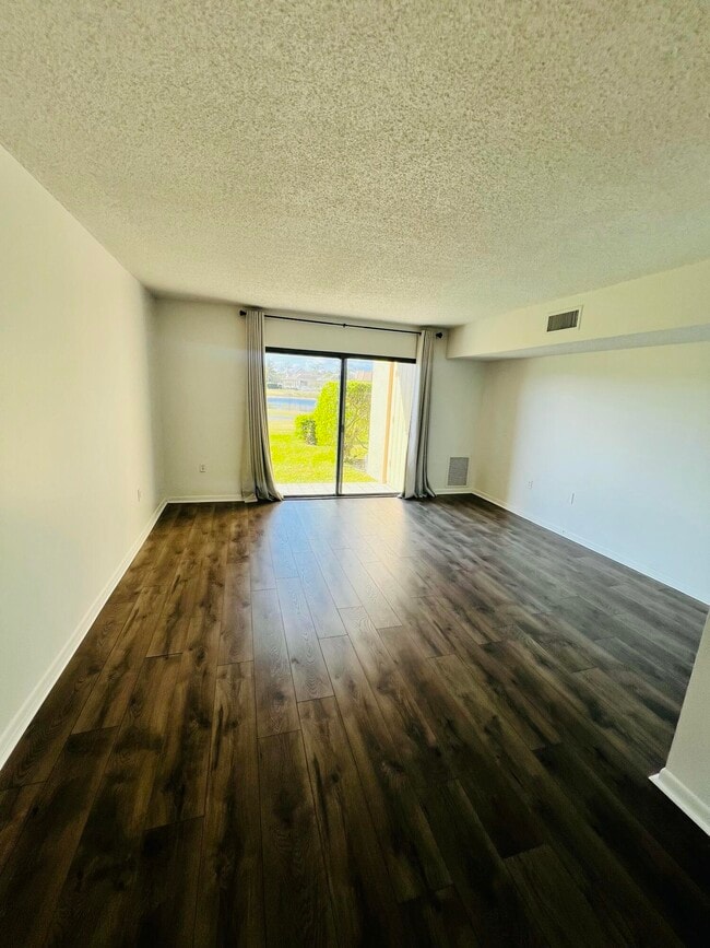 Building Photo - 4657 Fountains Dr S