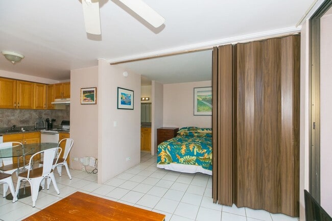 Building Photo - Royal Kuhio 1b1b1parking Fully Furnished i...