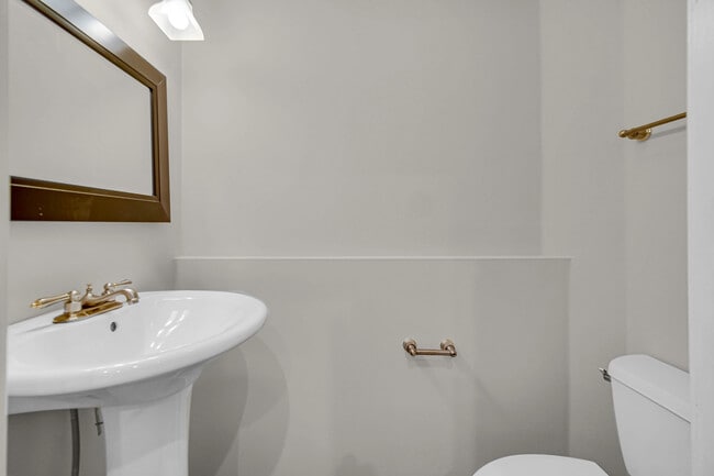 Building Photo - 1424 W Grand Ave