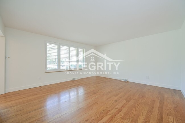 Building Photo - 5051 W Portland Dr
