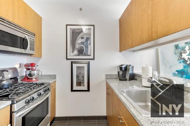 Building Photo - 3 bedroom in New York NY 10018