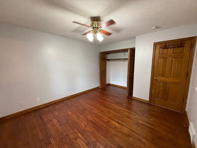 Building Photo - Bloomington 4 Bed 3 Bath SF Home available...