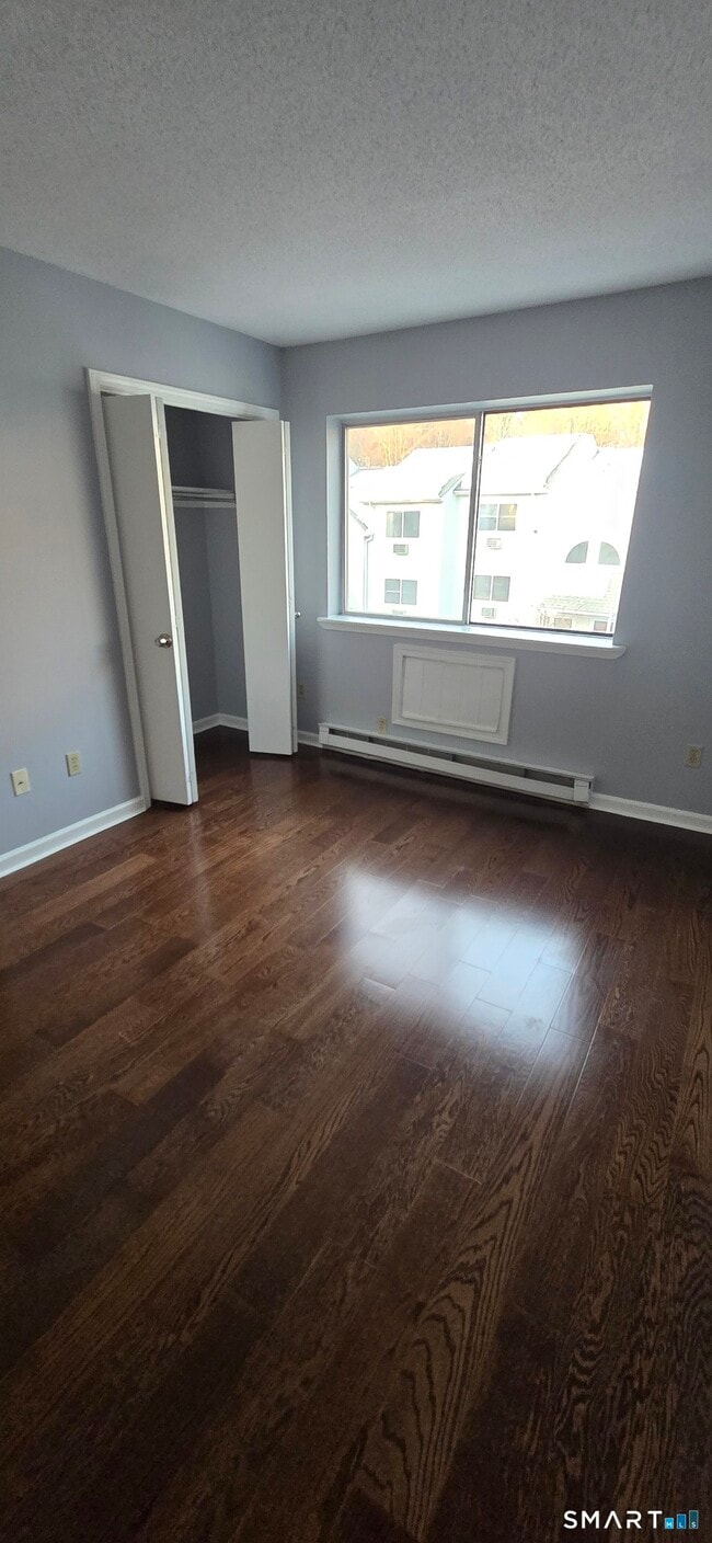 Building Photo - 925 Oronoke Rd