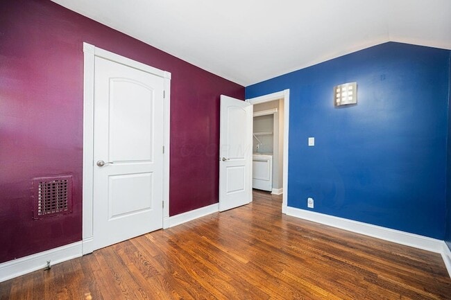 Building Photo - 906 S Champion Ave