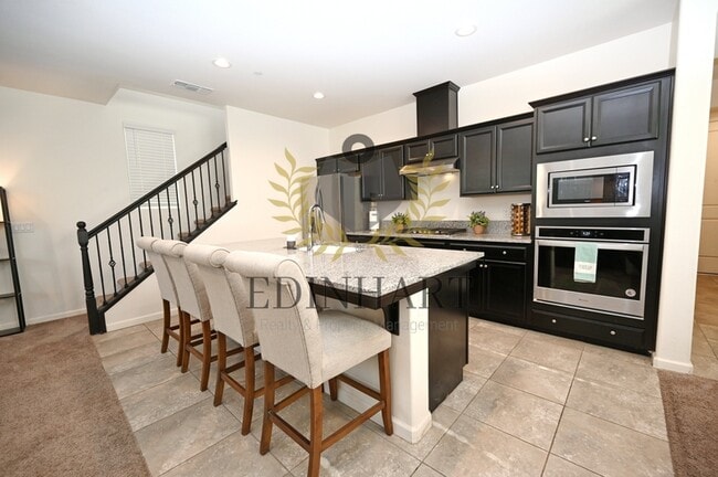 Building Photo - 893 Fir St W