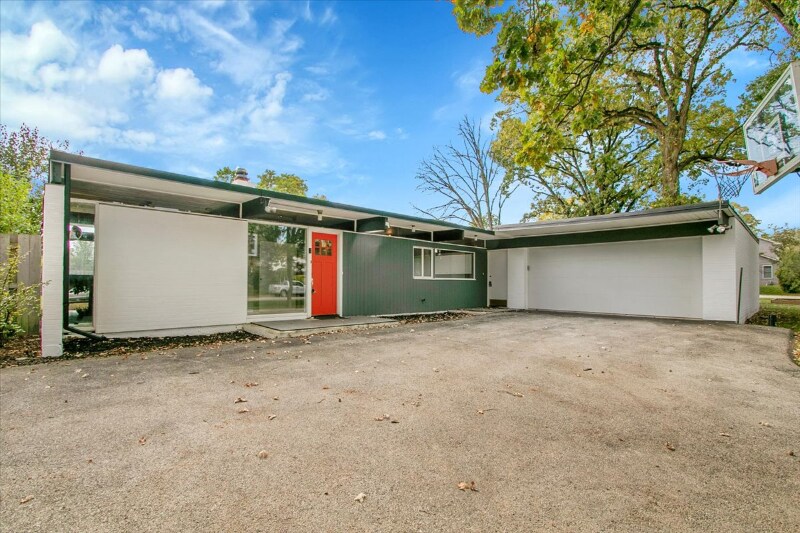 Primary Photo - 1912 Old Briar Rd