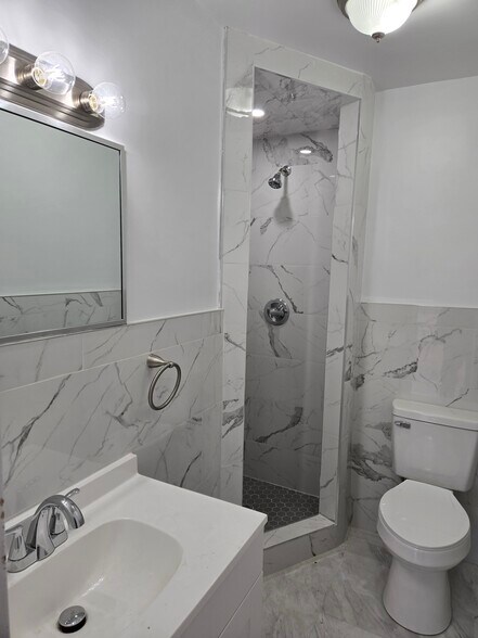 Full bath - 716 E 58th St