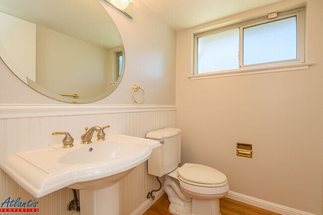 Building Photo - 457 Oak Ave