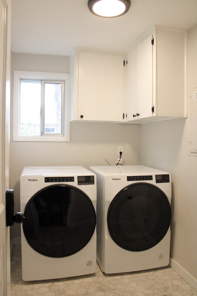 Building Photo - 2594 Hummingbird St NE