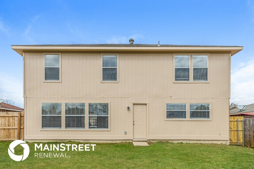 Building Photo - 1420 Chesapeake Dr