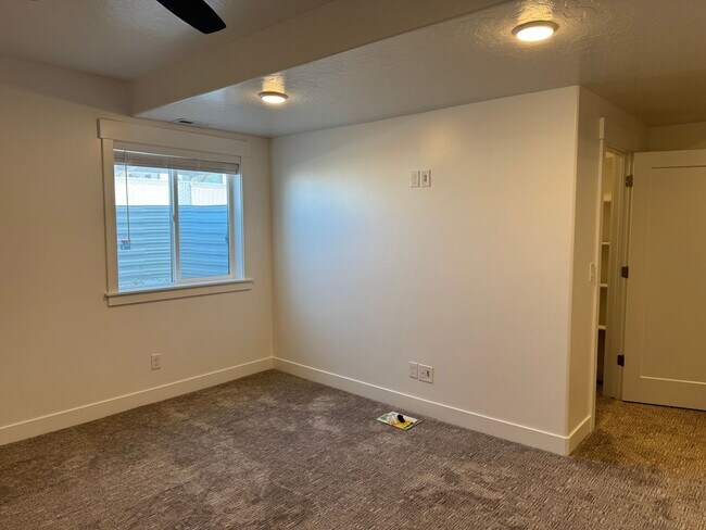 Building Photo - 3 Bedroom 2 Bathroom -Basement Apartment-Saddlebrook Dr. Santaquin