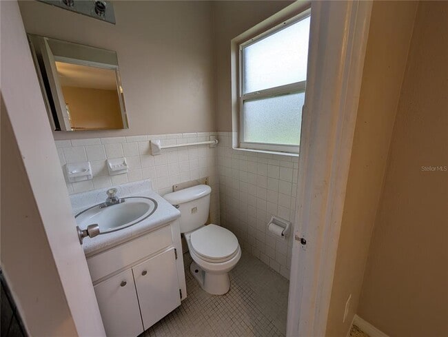 Building Photo - 208 Oakwood Dr