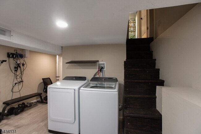 Building Photo - 138 Jerome Pl