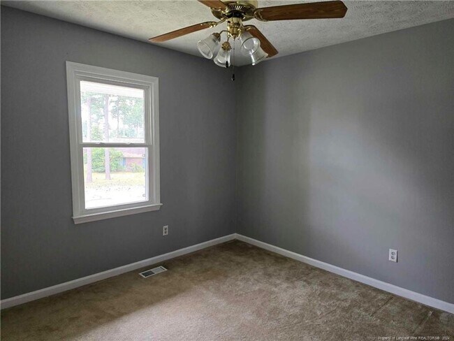 Building Photo - Conveniently located 3 bedroom!