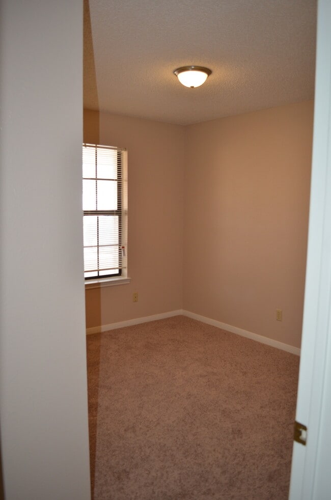 Building Photo - 905 Crymes Ln