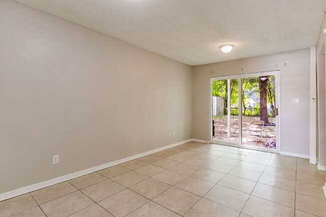 Building Photo - Desirable townhouse centerally located.