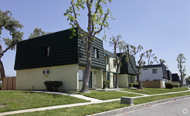 Building Photo - Townhouse Village