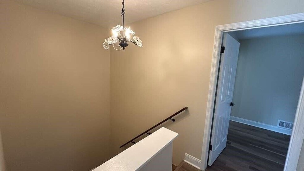 Building Photo - 5011 Meadow Ln