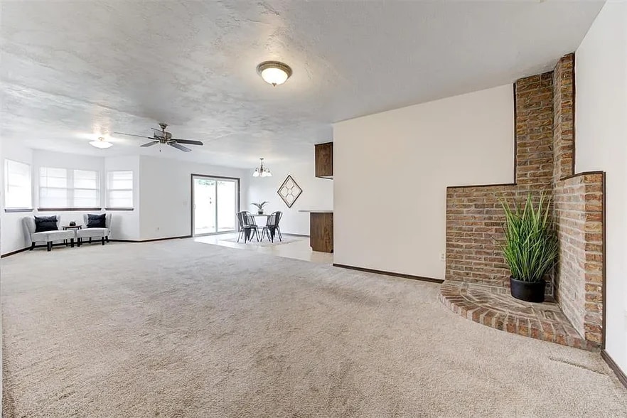 Building Photo - 216 Klondike Dr