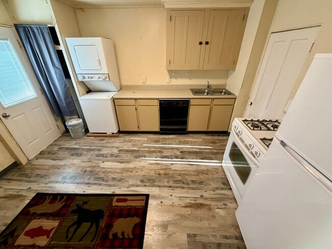 Building Photo - 200 Chaucer/587 Highland