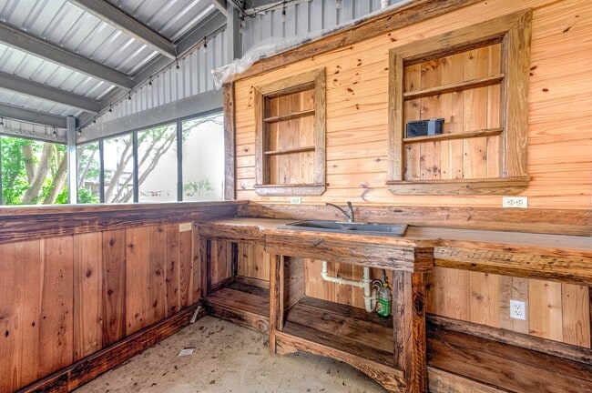 Building Photo - 302 Palm Dr