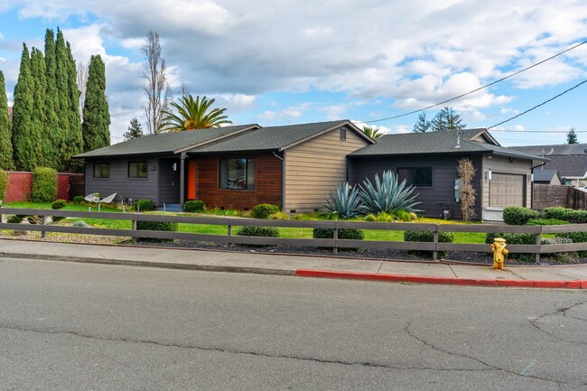 Building Photo - Charming 3-Bedroom Home with Spacious Back...