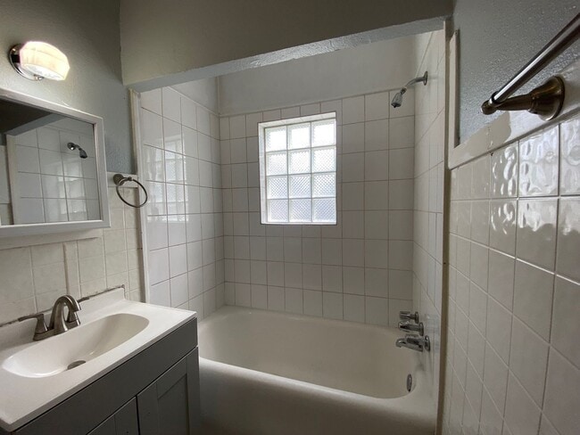 Building Photo - ADORABLE duplex in fantastic Brookside loc...