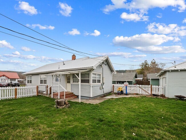 Building Photo - Peaceful northside home
