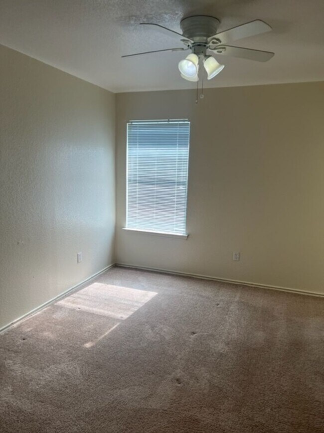 Building Photo - 913