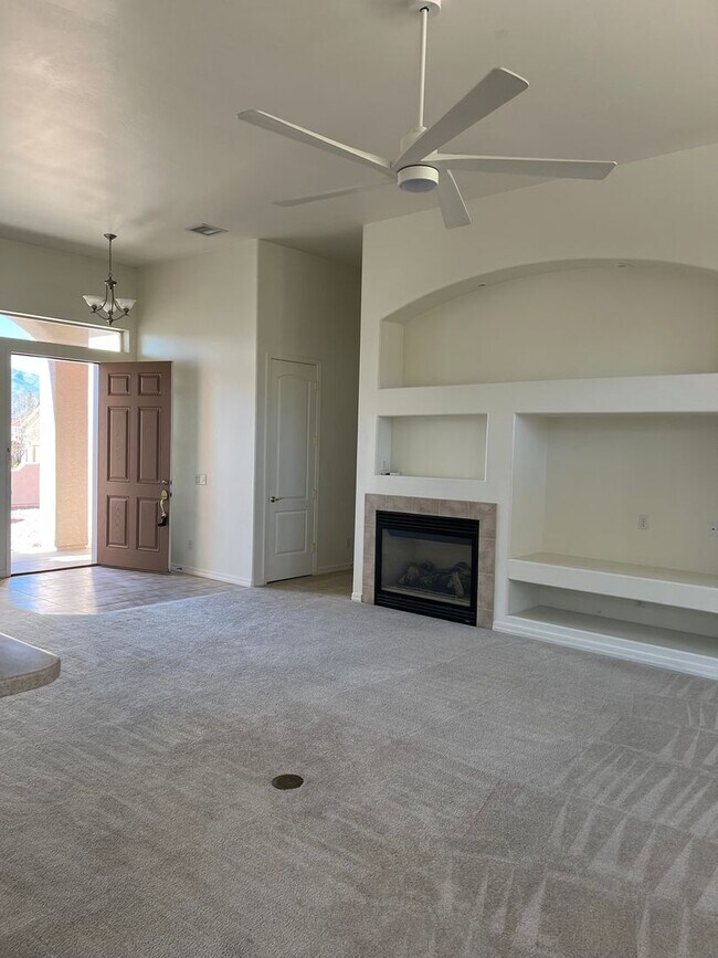 Building Photo - Elegant, spacious 3/2.5 home in gated LaPrivada