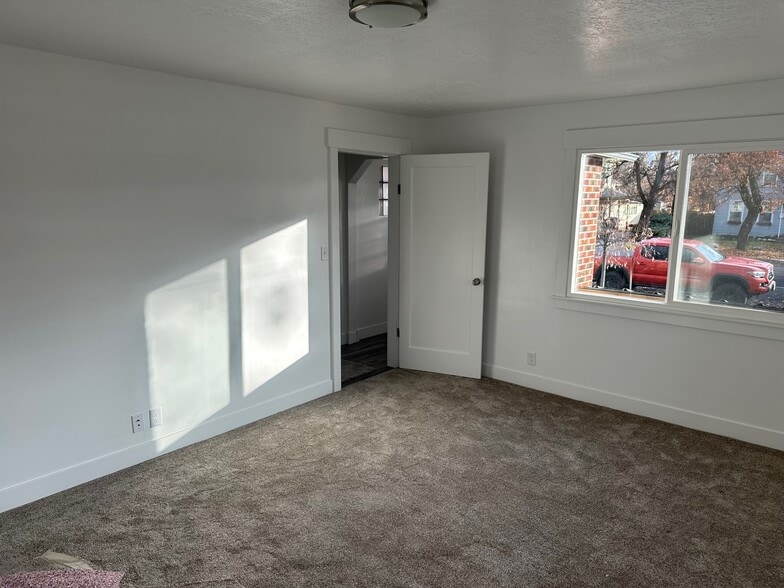 Building Photo - 479 W Center St