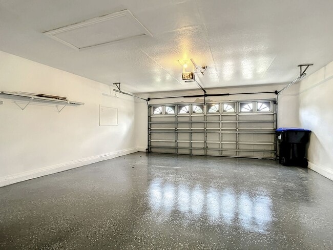 Building Photo - Beautiful 3 Bedroom, 2 Bath POOL Home with 2-Car Garage in the Heart of Hunters Creek!