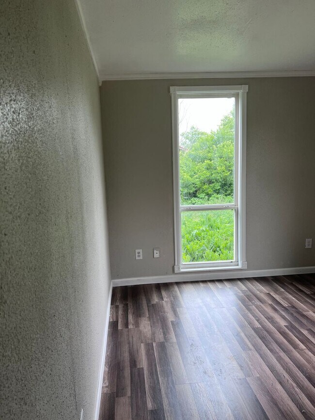 Building Photo - 4 Bedroom, 2 Bathroom Home