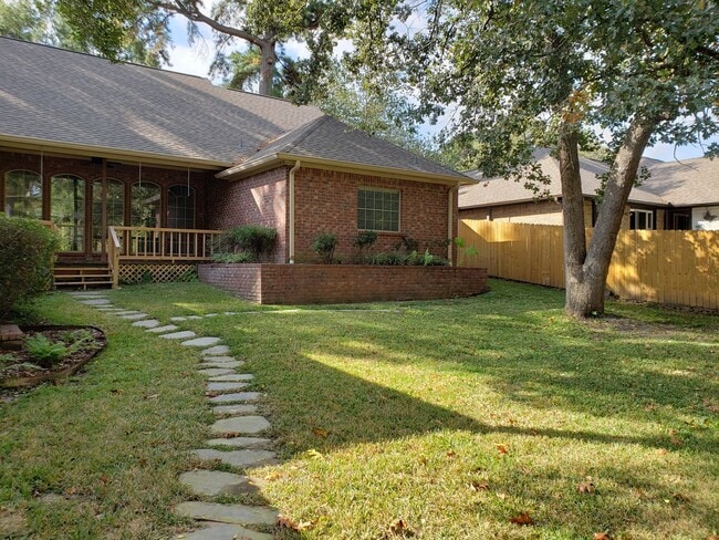 Building Photo - 3106 Lake Forest Dr