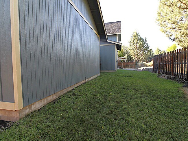 Building Photo - Charming 3-Bedroom Home in NE Bend – Close...