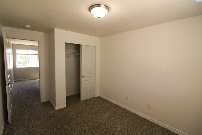 Building Photo - 4 bedroom, 2 1/2 bath home in Pasco