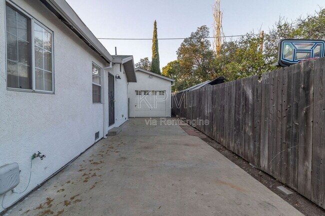 Building Photo - 325 E Mariposa Ave