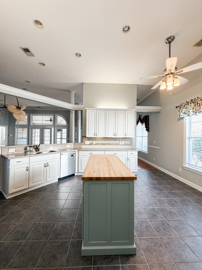 Building Photo - 338 Camden Cir