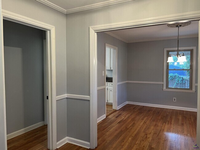 Building Photo - 2855 Riverview Rd