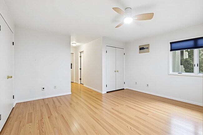 Building Photo - 700 10th St